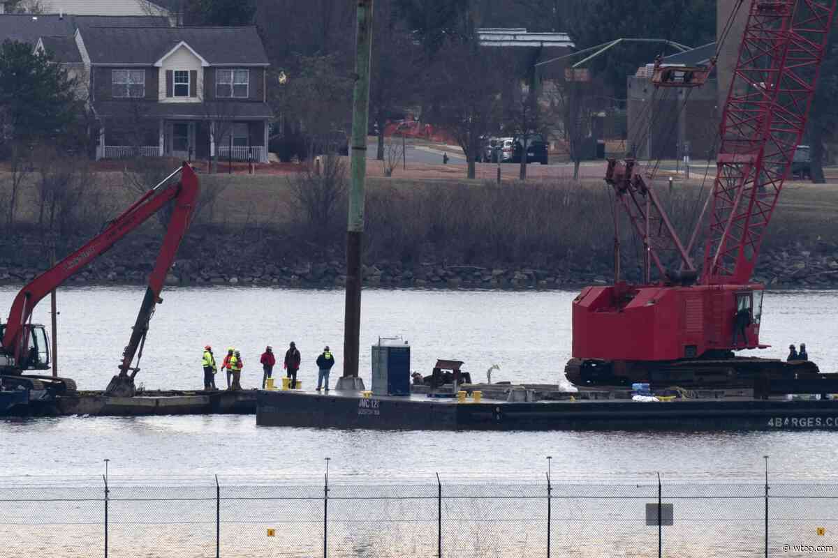 Salvage crews recover engine, large portion of jet from river after deadly air collision near DC