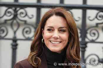 Kate Middleton appears on a children's school trip to National Portrait Gallery