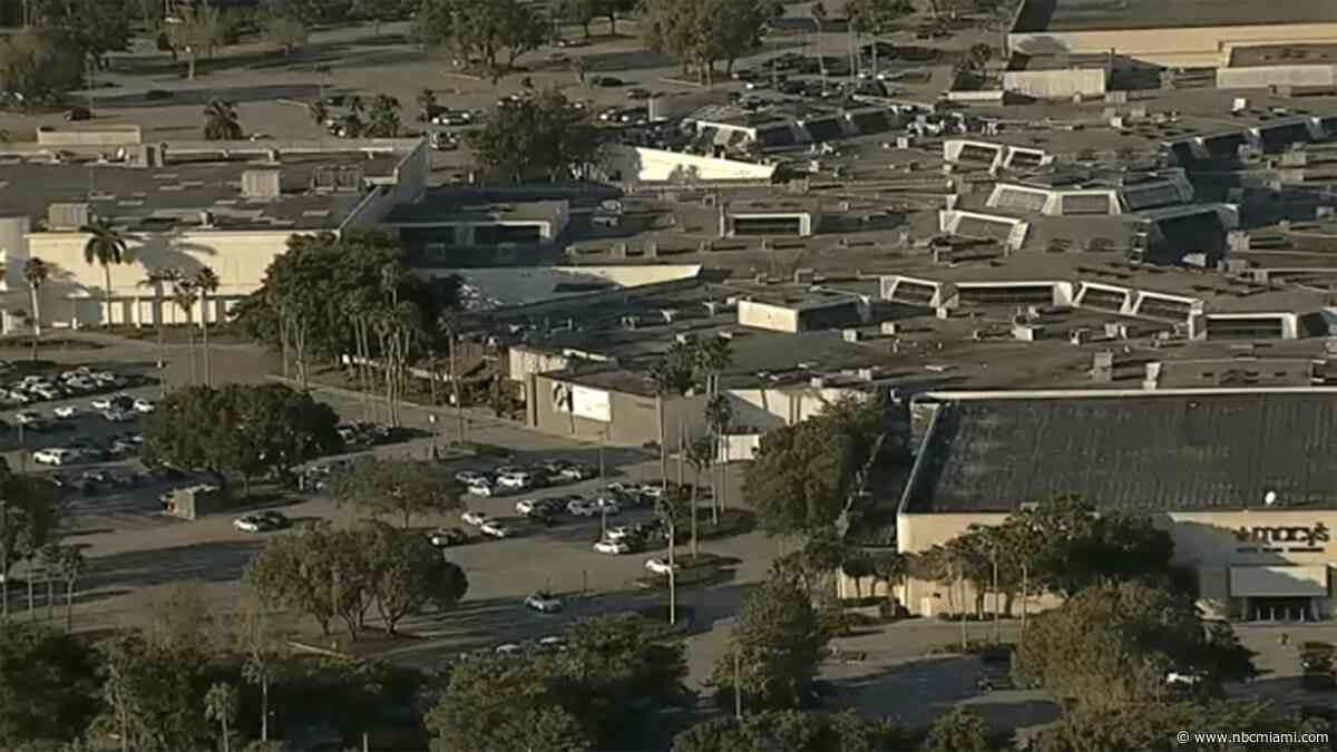 Man stabbed woman then fatally shot himself at Miami International Mall: Police