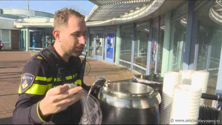 Lelystad - Met een warm kopje soep babbelen met wijkagenten van de Kempenaar