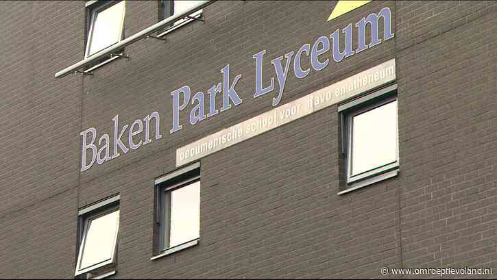 Almere - Politie bij Baken Park Lyceum voor 'verdachte situatie'