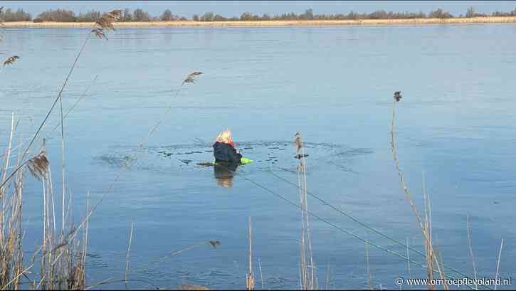Lelystad - Schaatster zakt door ijs in Lelystad