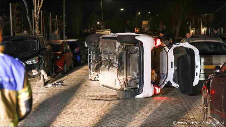 Urk - Vreemd ongeluk: auto belandt op kant in Urker woonwijk