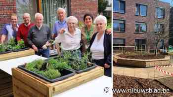 Bewoners van Zonnestraal genieten van lenteweer met kruidenbakken en eetbaar groen