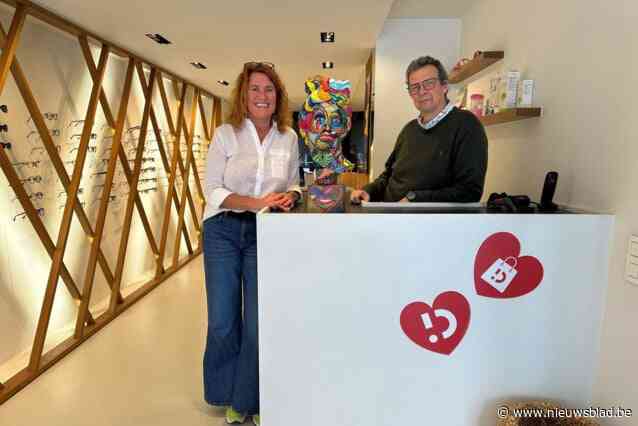 Frédéric (63) en Lut (63) zetten 40 jaar optiek  in de kijker met expo: “Hiermee wil ik niet alleen mijn zaak vieren, maar ook de mensen die de gemeenschap kleur geven”