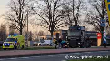 Fietser komt onder vrachtwagen op N316