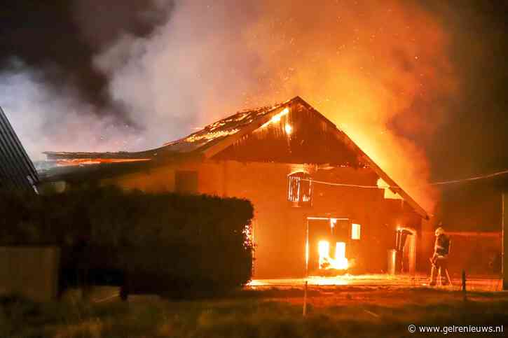 Schuur verwoest door grote brand, woonhuis bespaard gebleven