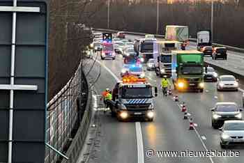 Opnieuw auto over de kop op E40: bestuurder naar ziekenhuis