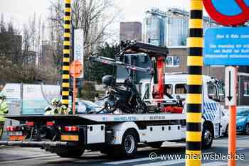 Bromfietser (62) zwaargewond na frontale aanrijding met vrachtwagen, gewestweg volledig versperd