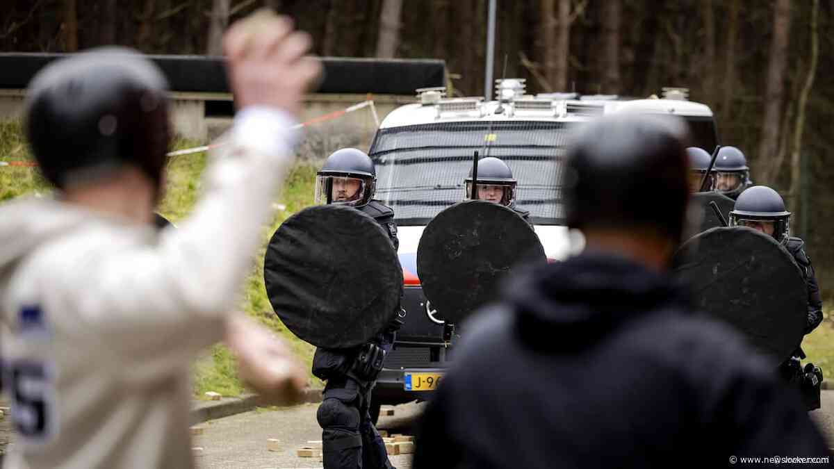 Groep vrijwillige relschoppers stopt niet met vechten tijdens ME-training