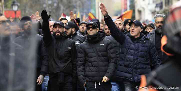 Tensión y cargas policiales en la entrada de la afición de la Roma a San Mamés