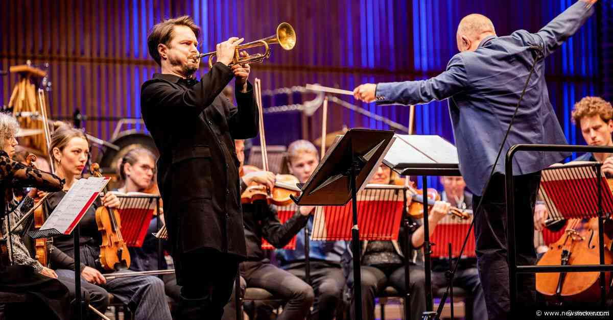 Heel even lukt het de trompettist om zijn instrument van zijn lippen te trekken en bloedstollend te krijsen