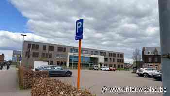 Blauwe zone verdwijnt aan parking tegenover college: “Andere parkings staan stampensvol”