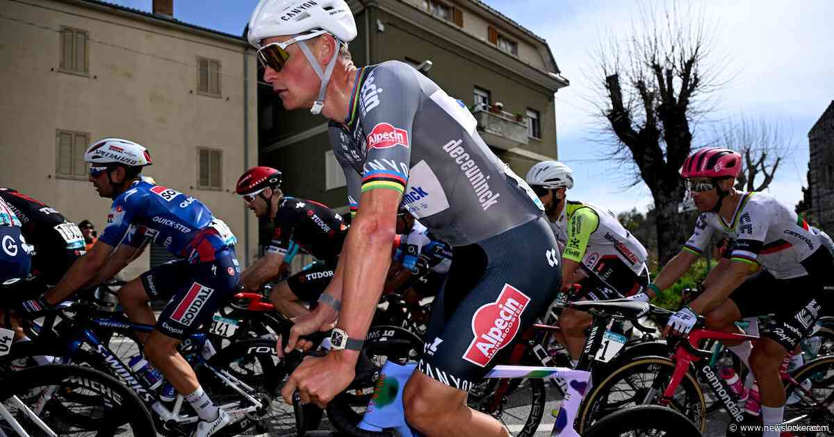 Peloton in achtervolging op kopgroep met twee ploeggenoten van Mathieu van der Poel