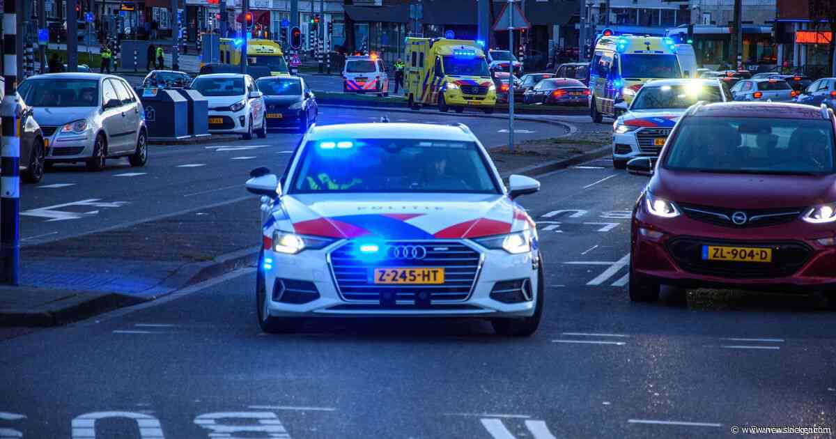 Vier gewonden naar ziekenhuis door frontale botsing auto’s bij dijk Piershil