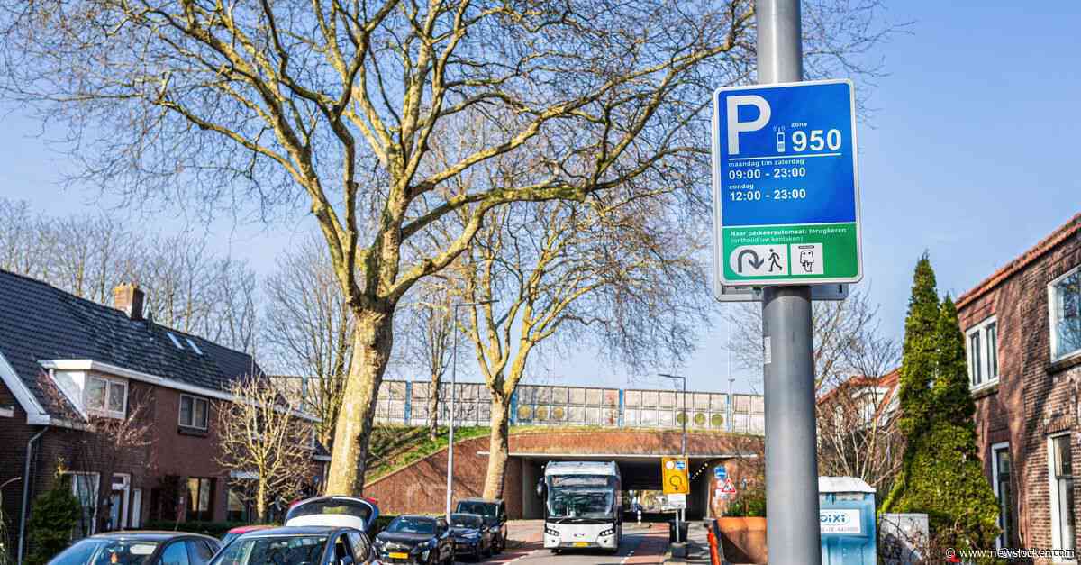 De grens van de betaalde parkeerzone snijdt de Rotterdamse  Koninginneweg dwars doormidden