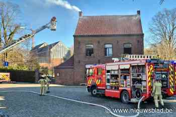 Schouwbrand in Brakel zorgt voor veel rookontwikkeling uit schoorsteen en van onder dakpannen