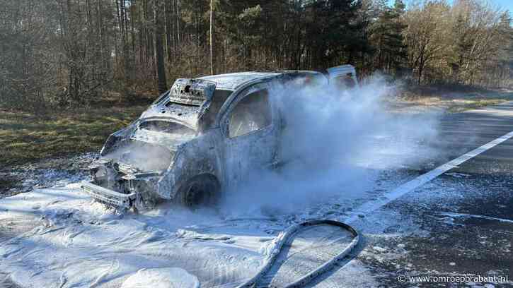Bestelwagen in brand op de A67, snelweg dicht