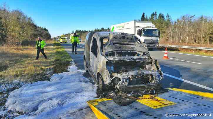 Bestelwagen in brand op de A67, snelweg weer open