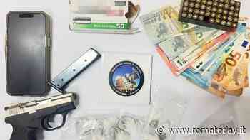 Il pusher che spaccia con la pistola "clandestina" nel marsupio