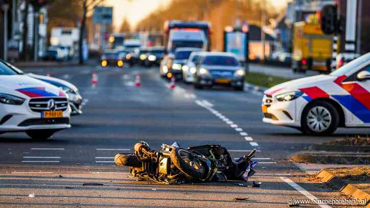 Scooterrijder raakt ernstig gewond nadat hij door auto geschept wordt