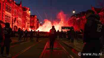 In beeld | Ajax-fans vieren 125-jarig jubileum met stoet door Amsterdam
