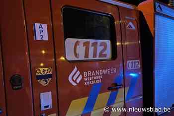 Houten vloer vat vuur rond schoorsteen in woning