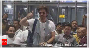 SRK sparks frenzy at Kolkata airport - WATCH