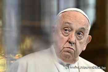 “Paus Franciscus moet opnieuw leren spreken na zuurstofbehandelingen”
