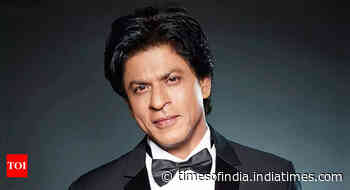 SRK's gesture during national anthem wins the internet