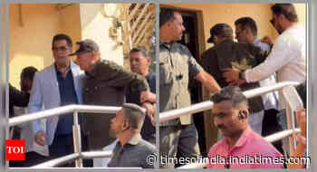 Salman helps dad up the stairs at Sikandar trailer launch