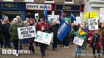 Island school campaigners call for councillor to resign