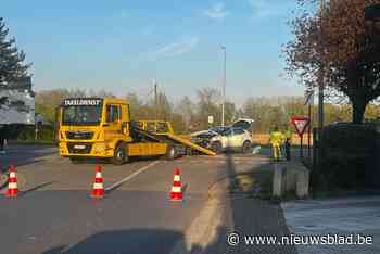Auto’s delen in brokstukken bij aanrijding