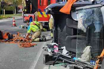 Brandweer bevrijdt vrouw (25) na crash bij inhaalmanoeuvre