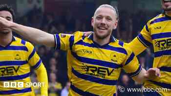 'Professional' Torquay United keep up title pressure