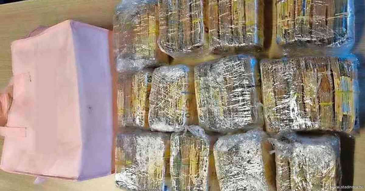Politie vangt contante jackpot in Nieuwegein: twee mannen met bijna 1 miljoen euro cash gearresteerd