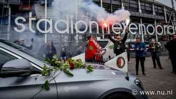 In beeld | Honderden Feyenoord-fans vormen erehaag voor overleden Beenhakker
