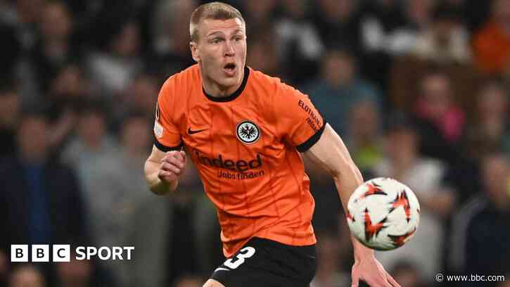 Leeds full-back Kristensen joins Frankfurt