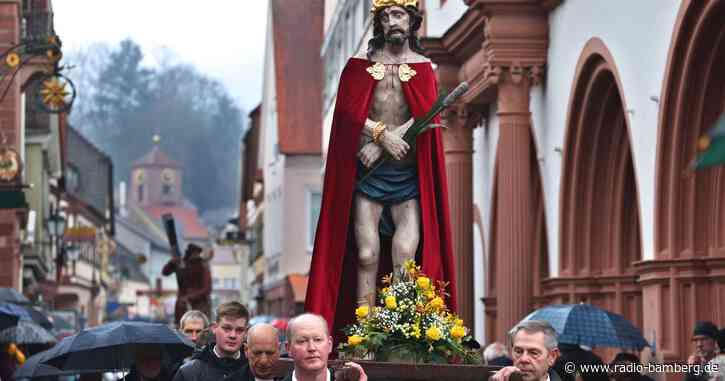 Welche besonderen Gottesdienste und Riten es zu Ostern gibt