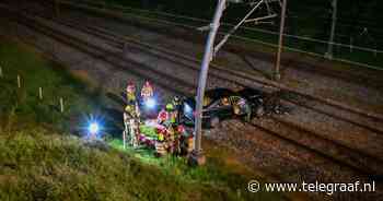 Twee gewonden nadat auto uit bocht vliegt en op Betuwelijn belandt, bestuurder onder invloed