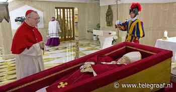 Vaticaan deelt eerste beelden opgebaarde paus Franciscus