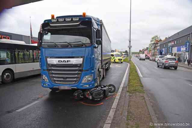 Overstekende bromfietsster botst met vrachtwagen
