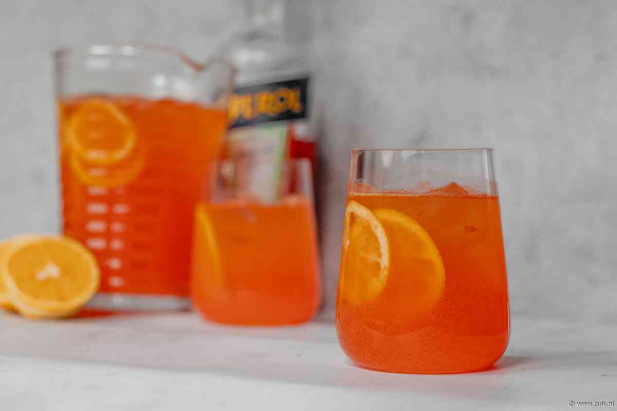 In één keer klaar: oranje Aperol-cocktail in een kan voor Koningsdag