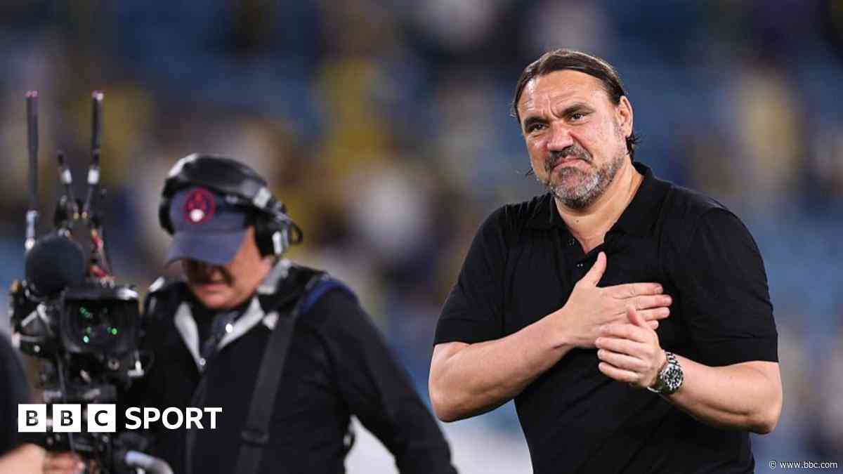 Leeds fans back Farke with emotional tribute