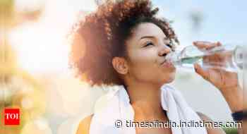 Just by drinking 1 glass of water THIS way, one can burn 8 calories