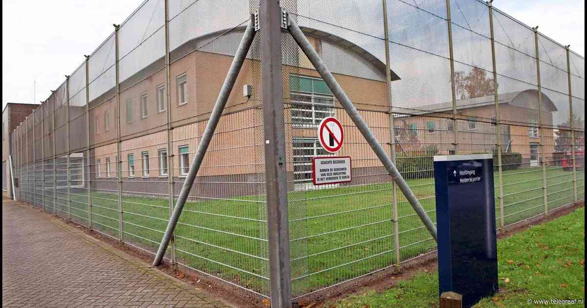Transgender slaat cipier in vrouwengevangenis Ter Peel in elkaar: bewaker ernstig gewond naar ziekenhuis