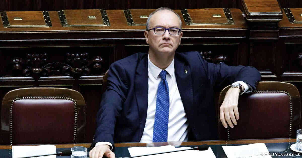 “Valditara strizza l’occhio alla crociata anti-lgbt”: dubbi e critiche sulla richiesta del consenso dei genitori per l’educazione sessuale a scuola