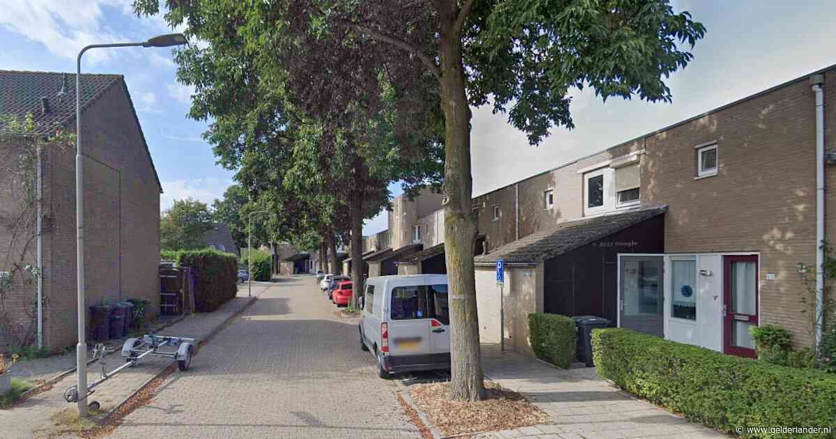 Wéér explosie bij een woning in Arnhem, politie doet onderzoek