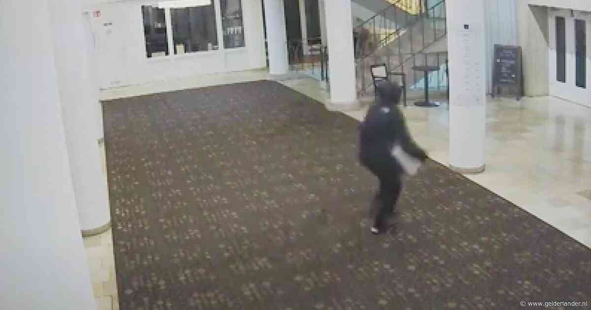 ‘Enorme ravage’ na inbraak in ouderenflat; dieven aan de haal met zware kluizen