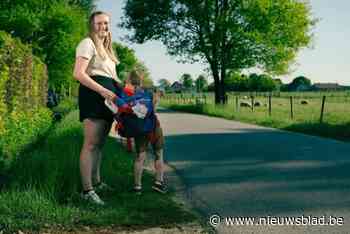 Andreas (5) zit dagelijks vijf uur op de bus naar school: “Tijdens avondeten valt hij in slaap”